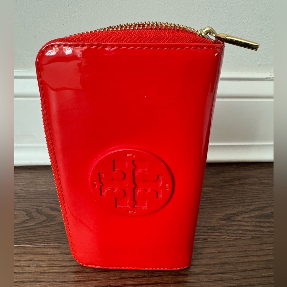 Tory Burch Vermillion Patent Leather Zip Wallet with Logo - Picture 2 of 8
